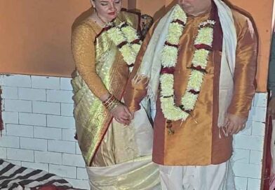 सनातन संस्कृति से प्रभावित रूस: गंगा तट पर रशियन दंपत्ति ने रचाया वैदिक विवाह, सिंदूर दान में भावुक पल सनातन संस्कृति से प्रभावित रूस: गंगा तट पर रशियन दंपत्ति ने रचाया वैदिक विवाह, सिंदूर दान में भावुक पल