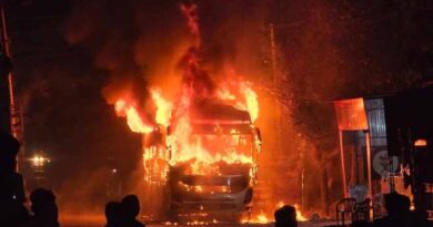 बारातियों से भरी बस में अचानक आग, शॉर्ट सर्किट की आशंका से मचा हड़कंप