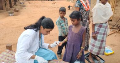 11 किमी की दूरी नहीं बनी बाधा, स्वास्थ्य टीम पहुंची लोहागांव के हर दरवाजे तक