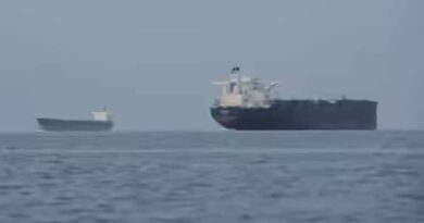 होर्मुज जलडमरूमध्य में तनाव: भारतीय तेल टैंकर पर गोलीबारी, दो जहाज पीछे हटे