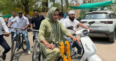 खंडवा में विधायक कंचन तनवे की साइकिल यात्रा चर्चा में, महापौर अमृता यादव ई-कार के साथ हुईं शामिल