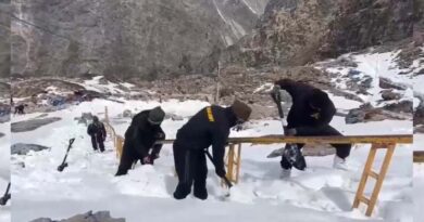 हेमकुंड साहिब में बिछी सफेद चादर, बर्फ काटकर रास्ता बनाने में जुटी सेना