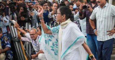 3 घंटे तक ममता की मौजूदगी, कार्यकर्ताओं का पहरा: टीएमसी के आरोप और EC का जवाब एक साथ