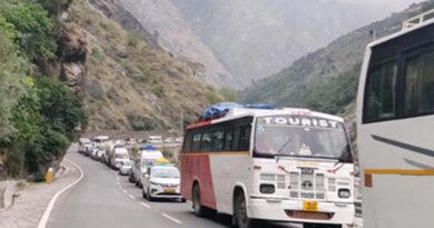 जोशीमठ में 7 किमी लंबा जाम, गर्मी और छुट्टियों में वाहनों का भारी दबाव