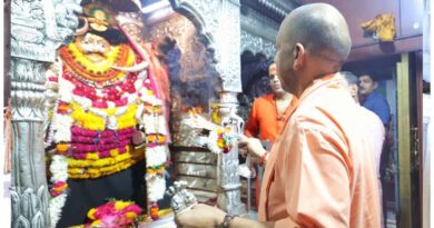 बाबा विश्वनाथ व काल भैरव के दरबार में माथा टेका मुख्यमंत्री योगी आदित्यनाथ ने