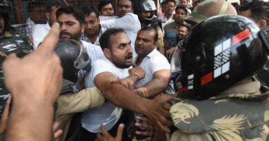 लखनऊ में वकीलों पर लाठीचार्ज, अवैध चैंबर हटाने के दौरान मचा हंगामा