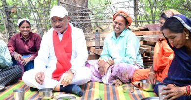 सीएम साय ने निर्माणाधीन पंचायत भवन में श्रमिकों के साथ बैठकर खाया बोरे बासी और आमा चटनी