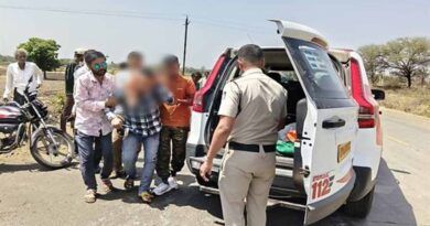 रतलाम के डायल-112 हीरोज सड़क हादसे में घायल हुए तीन लोगों को समय पर पहुँचाया अस्पताल  भोपाल   रतलाम जिले के थाना रिंगनोद क्षेत्र मेंडायल-112 जवानों की त्वरित प्रतिक्रिया और संवेदनशील कार्यवाहीसे सड़क दुर्घटना में गंभीर रूप से घायल तीन व्यक्तियों को समय पर अस्पताल पहुँचाकर उपचार दिलाया गया। समय पर मिली सहायता से घायलों को शीघ्र चिकित्सा सुविधा उपलब्ध हो सकी।  07 मई को सुबह राज्य स्तरीय पुलिस कंट्रोल रूम डायल-112 भोपाल को सूचना प्राप्त हुई कि थाना रिंगनोद क्षेत्र अंतर्गतबिनोलीफंटा रोडपर दो मोटर साइकिलों की आमने-सामने से टक्कर हो गई है, जिसमें तीन व्यक्ति गंभीर रूप से घायल हो गए हैं। तत्काल पुलिस सहायता की आवश्यकता है। सूचना मिलते ही रिंगनोद थाना क्षेत्र में तैनात डायल-112 एफआरव्ही वाहन को तुरंत घटनास्थल के लिए रवाना किया गया।  डायल 112 स्‍टॉफआरक्षक  चंद्रपाल सिंह एवं पायलट  मंगलेश्वर सूर्यवंशीने मौके पर पहुँचकरपाया कि मोटरसाइकिल दुर्घटना में तीन लोग गंभीर रूप से घायल हो गए थे। डायल-112 जवानों ने बिना समय गंवाए सभी घायलों कोएफआरव्ही वाहनकी सहायता से तत्कालशासकीय अस्पताल जावरापहुँचाया।डायल-112 जवानों की तत्परता से घायलों को समय पर उपचार मिल सका।  डायल 112 हीरोजश्रृंखला के अंतर्गत यह घटना दर्शाती है कि मध्यप्रदेश पुलिस की डायल-112 सेवा हर आपात परिस्थिति में त्वरित सहायता, संवेदनशीलता और जनसेवा की भावना के साथ आमजन के लिए सदैव सक्रिय और प्रतिबद्ध है।