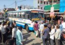 “मेरा गेहूं लौटाओ…” 40 किलो अनाज गायब होने पर सड़क पर बैठा मजदूर, बस रोककर किया हंगामा