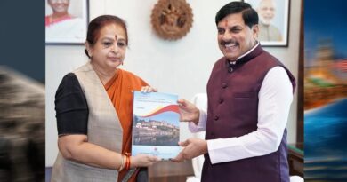 मुख्यमंत्री डॉ. यादव को ट्रेजर्स ऑफ ताप्ती वैली एण्ड बुरहानपुर की प्रति भेंट