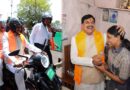 स्कूटी से 12वीं टॉपर चांदनी के घर पहुंचे CM मोहन यादव, तंग गलियों में देख लोग रह गए हैरान