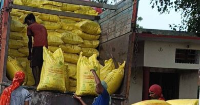 अवैध खाद से भरा मिनी ट्रक पकड़ा गया, पुलिस ने 3 लाख से ज्यादा का माल किया जब्त