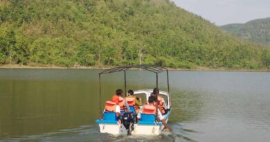 सूरजपुर में ’मुस्कान समूह की महिलाओं ने बोटिंग से बदली अपनी तकदीर’