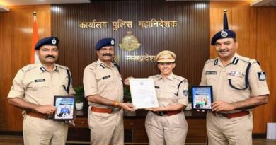 डीजीपी  कैलाश मकवाणा से किलिमंजारो फतह करने वाली निरीक्षक मती दीपिका गौतम ने सौजन्य भेंट की