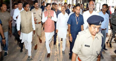 मुख्यमंत्री डॉ. यादव ने शहर का भ्रमण दो पहिया वाहन और पैदल चल कर किया