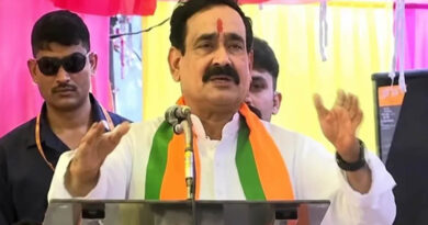 दतिया में मंच पर भावुक हुए नरोत्तम मिश्रा, छलके आंसू; बोले- एक-एक गांव जाऊंगा, आशुतोष को जिताऊंगा