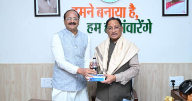 हज यात्रा संपन्न होने पर हज कमेटी अध्यक्ष ने सीएम विष्णु देव साय को भेंट किया ज़मज़म जल और खजूर