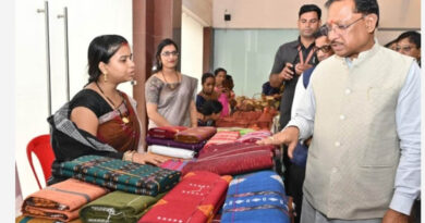 रायपुर : करघे से कमाई तक: धमतरी के ग्राम नारी की बुनकर महिलाओं ने लिखी आत्मनिर्भरता की नई इबारत