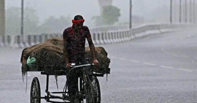 Weather Alert: गुजरात से जम्मू-कश्मीर और यूपी तक IMD का रेड अलर्ट, कई जिलों में भारी बारिश की चेतावनी