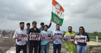 भोपाल में पानी की टंकी पर चढ़े युवा कांग्रेस कार्यकर्ता, मांगा अमित शाह का इस्तीफा