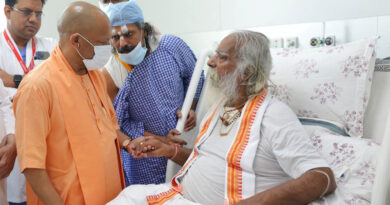 सीएम योगी मेदांता अस्पताल पहुंचे, महंत नृत्य गोपाल दास का जाना हालचाल
