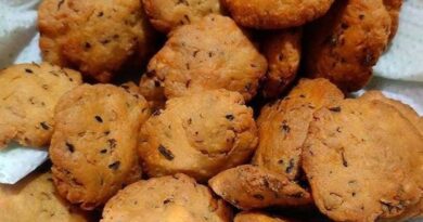 अजवाइन और कसूरी मेथी से बनी कुरकुरी मठरी, एक बार बनाएं और महीनेभर करें स्टोर