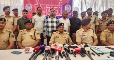 43 शिक्षकों से करोड़ों की लोन ठगी, 5 आरोपी गिरफ्तार, लैपटॉप और चेकबुक बरामद