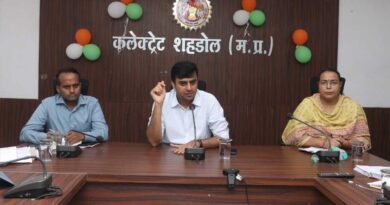 कलेक्टर ने स्कूलों में नामांकन, आधार अपडेशन तथा सायकल वितरण की समीक्षा की