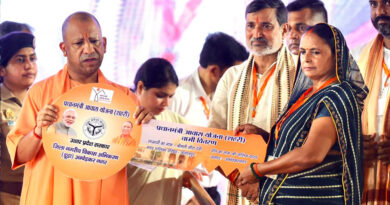 सीएम योगी ने विभिन्न योजनाओं के लाभार्थियों को चेक, प्रमाण पत्र और सांकेतिक चाबियां सौंपी
