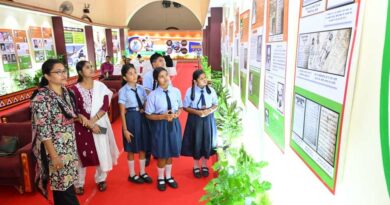 विद्यार्थियों ने देखी स्वतंत्रता संग्राम सेनानियों और ‘वंदे मातरम्’ पर आधारित छायाचित्र प्रदर्शनी