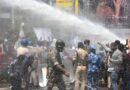 BPSC TRE 4: वाटर कैनन के बीच शैंपू लगाकर नहाने लगा छात्र, पथराव के बाद लाठीचार्ज