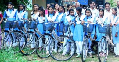 ठग्गांव स्कूल की 18 छात्राओं को मिली साइकिल, मंत्री ने कहा-गांवों की तस्वीर बदल रही है