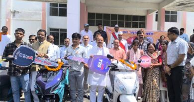 मुख्यमंत्री स्कूटी योजना के अंतर्गत 10 मेधावी विद्यार्थियों को प्रदान की गई स्कूटी