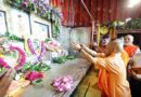 जन्माष्टमी पर मथुरा पहुंचे CM योगी, श्रीकृष्ण जन्मस्थान में किया पूजन; श्रद्धालुओं पर बरसाए फूल