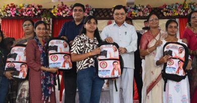 रायपुर : एजुकेशन किट वितरण- उद्योग मंत्री लखन लाल देवांगन ने 1500 छात्राओं को दी सौगात, कॉलेजों में विशाल डोम निर्माण की घोषणा