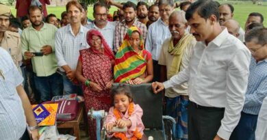 योगी सरकार की संवेदनशील पहल, डीएम खुद ट्राइसिकिल लेकर पहुंचे रागिनी के दरवाजे