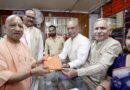 मुख्यमंत्री ने गांधी जयंती पर खादी आश्रम से की खरीदारी